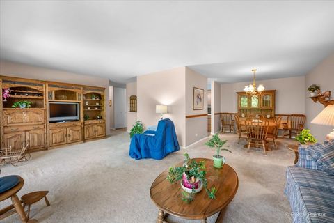 Tiny photo for 1605 E Central Road #301A, Arlington Heights, IL 60005 (MLS # 12658025)