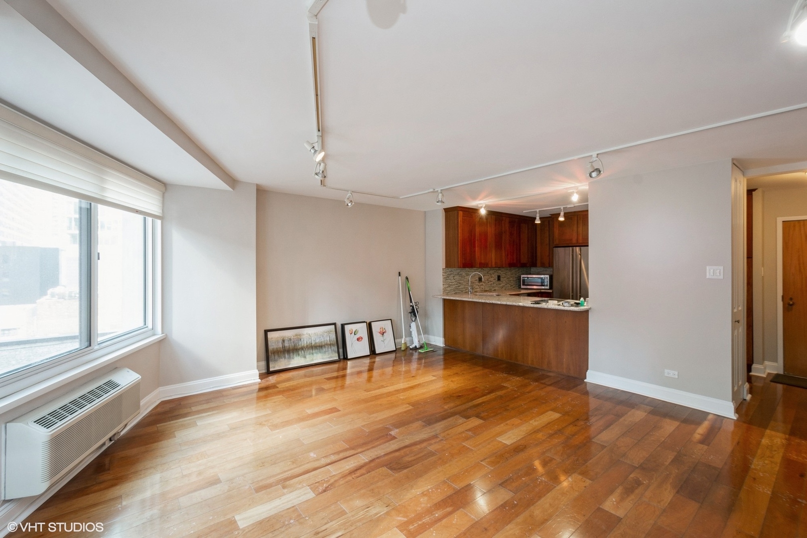 211 E Ohio Street 816