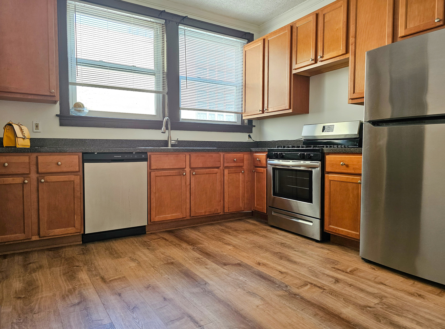 1060 W GRANVILLE Avenue 28