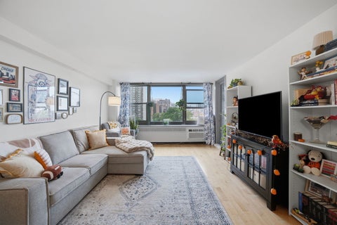 Tiny photo for 555 W Cornelia Avenue #1002, Chicago, IL 60657 (MLS # 12770986)