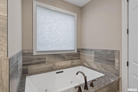 Tiny photo for 1422 Racine Court, Davenport, IA 52804 (MLS # QC4268335)