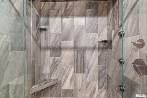 Tiny photo for 1422 Racine Court, Davenport, IA 52804 (MLS # QC4268335)