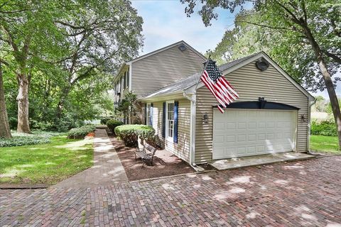 Tiny photo for 547 Lakeview Court, Bartlett, IL 60103 (MLS # 12445201)