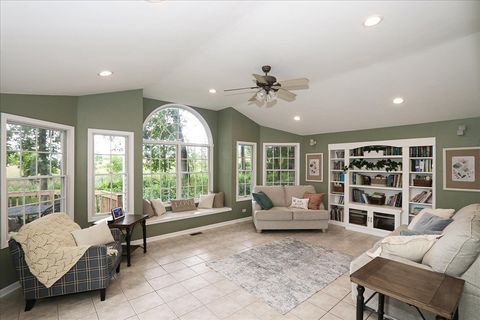 Tiny photo for 547 Lakeview Court, Bartlett, IL 60103 (MLS # 12445201)