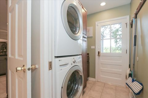 Tiny photo for 547 Lakeview Court, Bartlett, IL 60103 (MLS # 12445201)