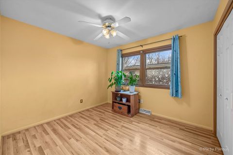 Tiny photo for 422 Princeton Drive, North Aurora, IL 60542 (MLS # 12617838)