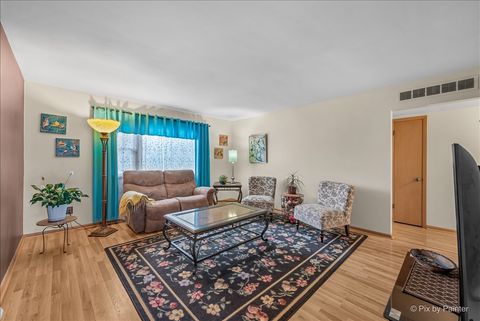 Tiny photo for 422 Princeton Drive, North Aurora, IL 60542 (MLS # 12617838)