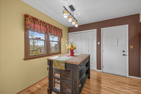 Tiny photo for 422 Princeton Drive, North Aurora, IL 60542 (MLS # 12617838)