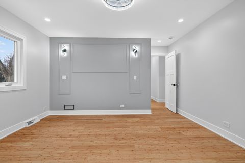 Tiny photo for 200 N Pine Street, Prospect Heights, IL 60070 (MLS # 12553473)