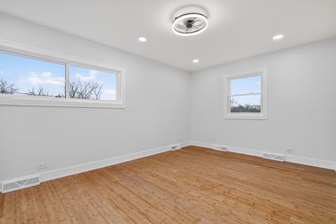 Tiny photo for 200 N Pine Street, Prospect Heights, IL 60070 (MLS # 12553473)