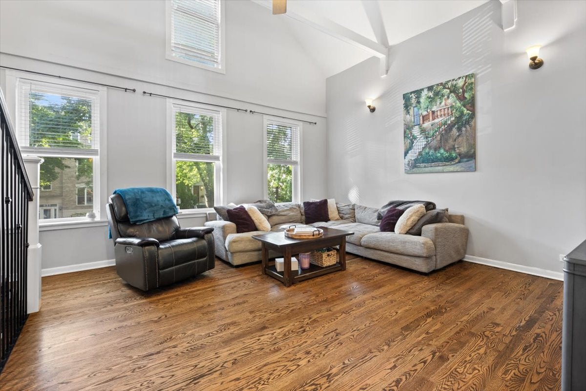 828 W Lill Avenue