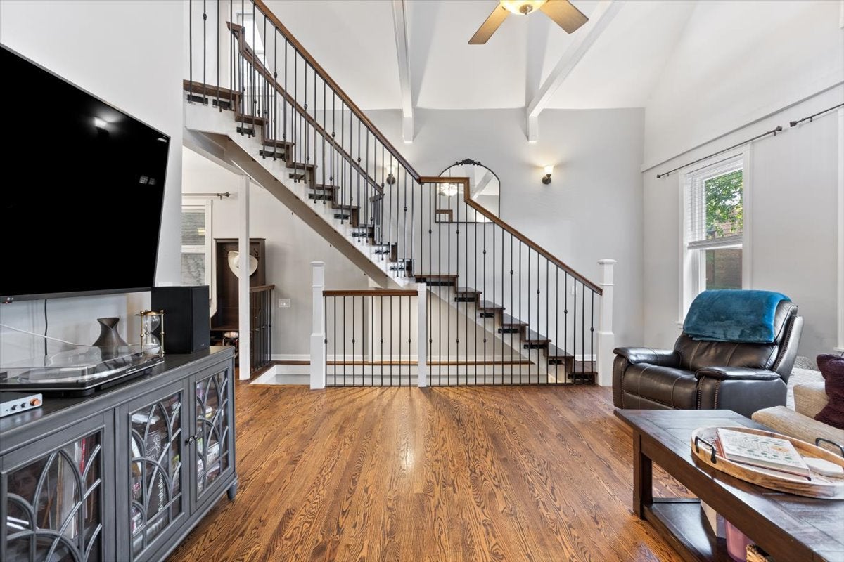 828 W Lill Avenue