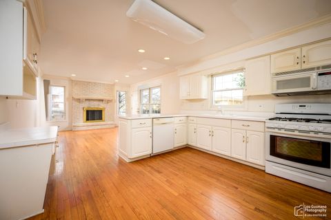 Tiny photo for 16W536 58th Street, Clarendon Hills, IL 60514 (MLS # 12598390)