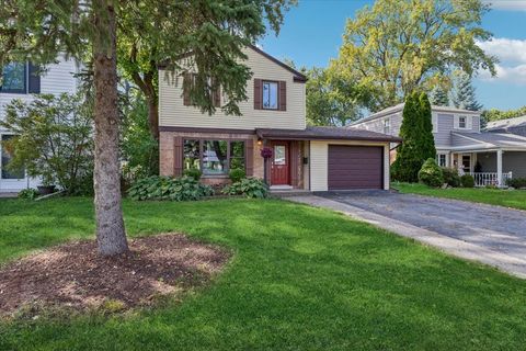 Tiny photo for 430 S Dryden Place, Arlington Heights, IL 60005 (MLS # 12482040)