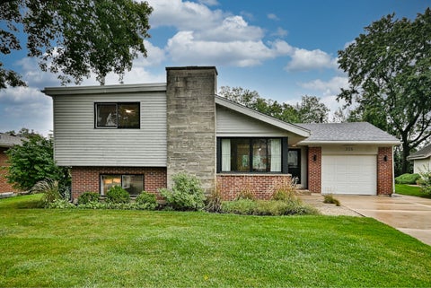 Photo of 326 E Huntington Lane, Elmhurst, IL 60126 (MLS # 12774809)