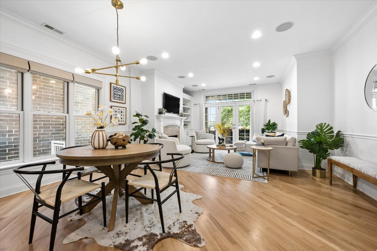 725 W Diversey Parkway 2W