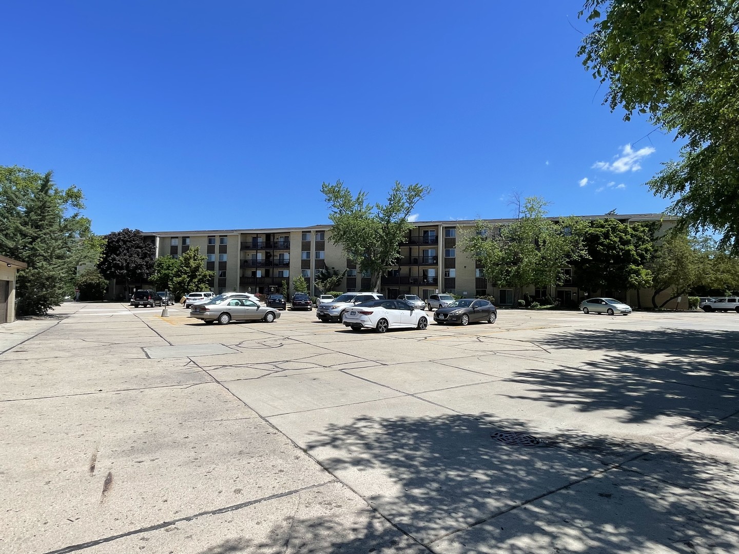 View Des Plaines, IL 60016 condo