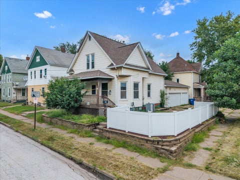 Tiny photo for 243 S Pine Street, Davenport, IA 52802 (MLS # 12755572)