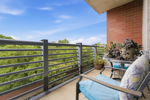 Tiny photo for 1100 W Montrose Avenue #502, Chicago, IL 60613 (MLS # 12759198)