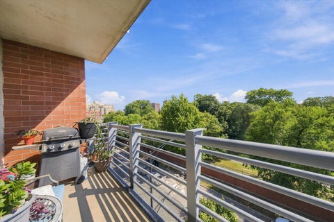Tiny photo for 1100 W Montrose Avenue #502, Chicago, IL 60613 (MLS # 12759198)