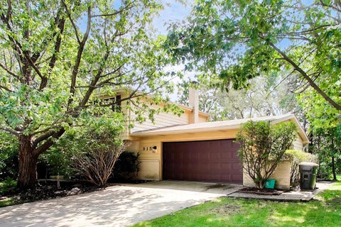 Tiny photo for 915 W Frontenac Drive, Arlington Heights, IL 60004 (MLS # 12763990)