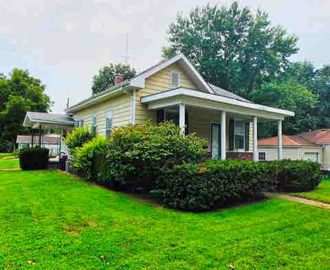 Photo of 227 E Bennett Street, Salem, IL 62881 (MLS # 100539099)