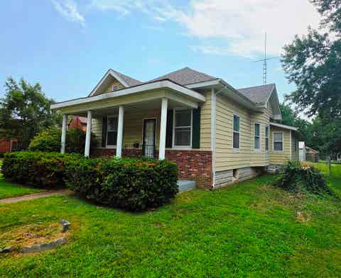 Tiny photo for 227 E Bennett Street, Salem, IL 62881 (MLS # 100539099)