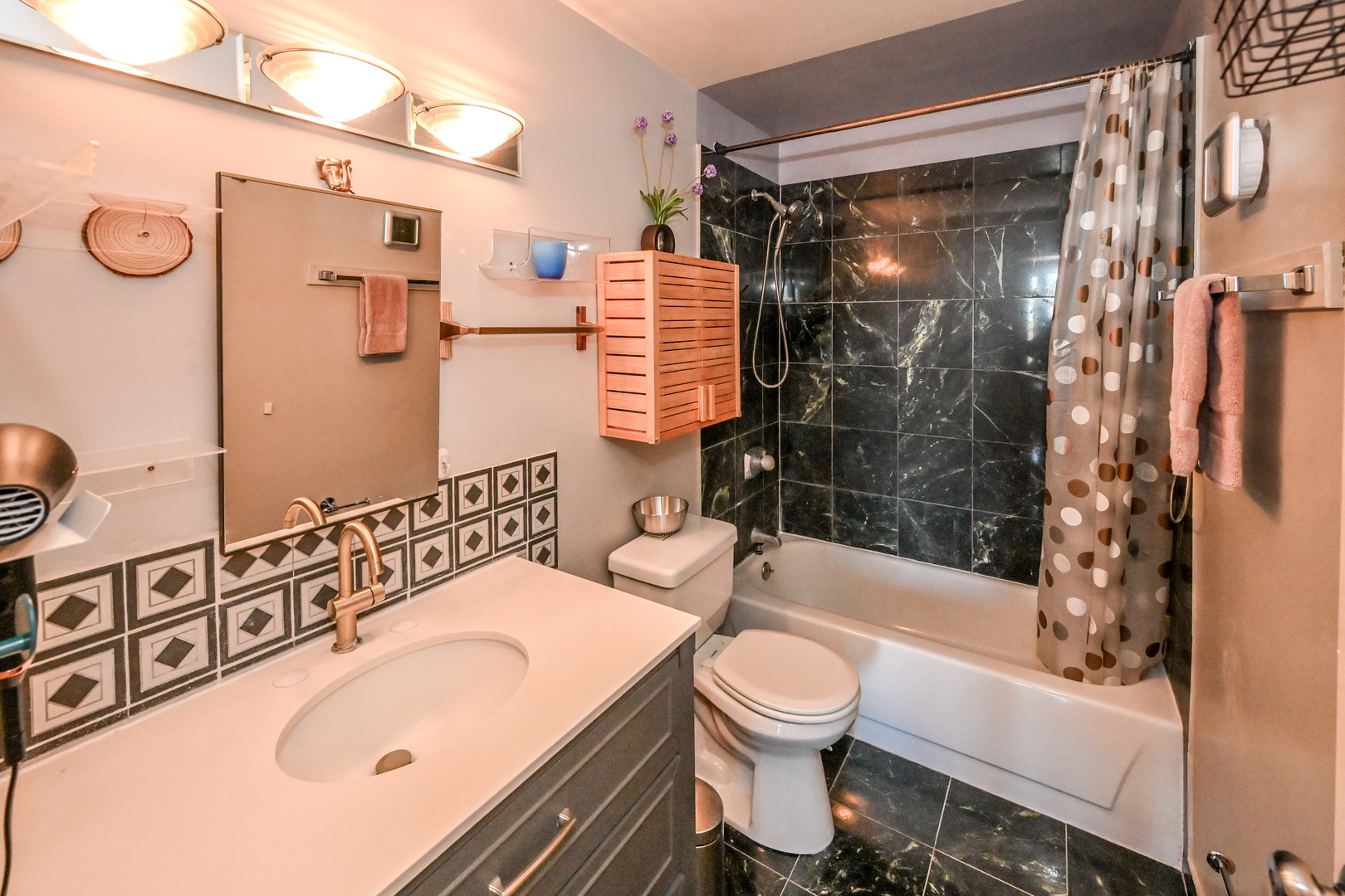 Chicago, Illinois 60640, United States, 1 Bedroom Bedrooms, ,1 BathroomBathrooms,Residential,Active,236249