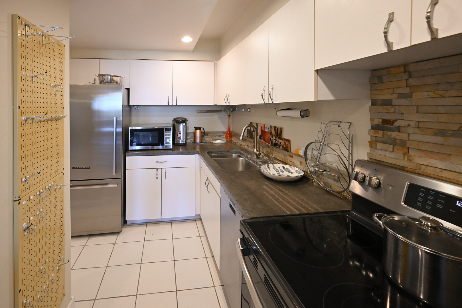 Chicago, Illinois 60640, United States, 1 Bedroom Bedrooms, ,1 BathroomBathrooms,Residential,Active,236249