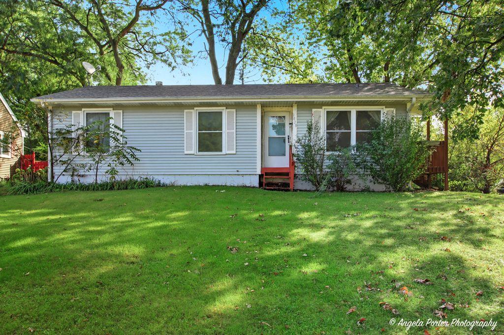 Photo for 3828 EASTWAY Drive, Island Lake, IL 60042 (MLS # 12376931)