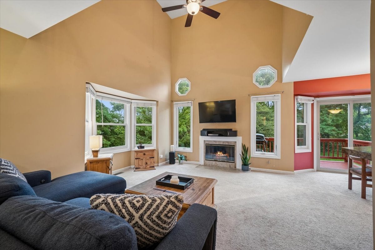 27W175 Emerson Court