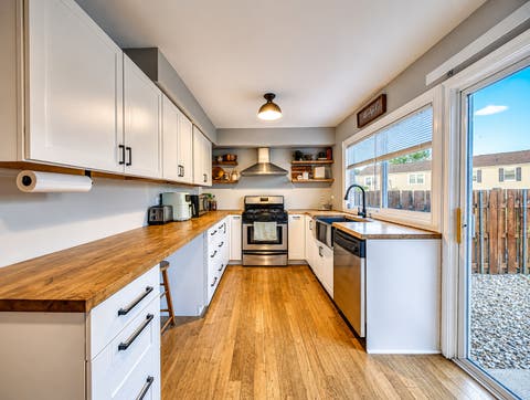 Tiny photo for 1931 Governors Lane, Hoffman Estates, IL 60169 (MLS # 12643371)