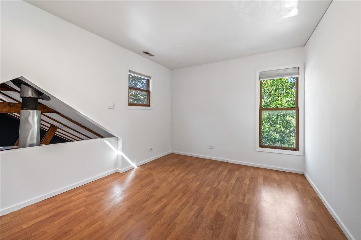 Chicago, Illinois 60608, United States, 3 Bedrooms Bedrooms, ,3 BathroomsBathrooms,Residential,Active,220080