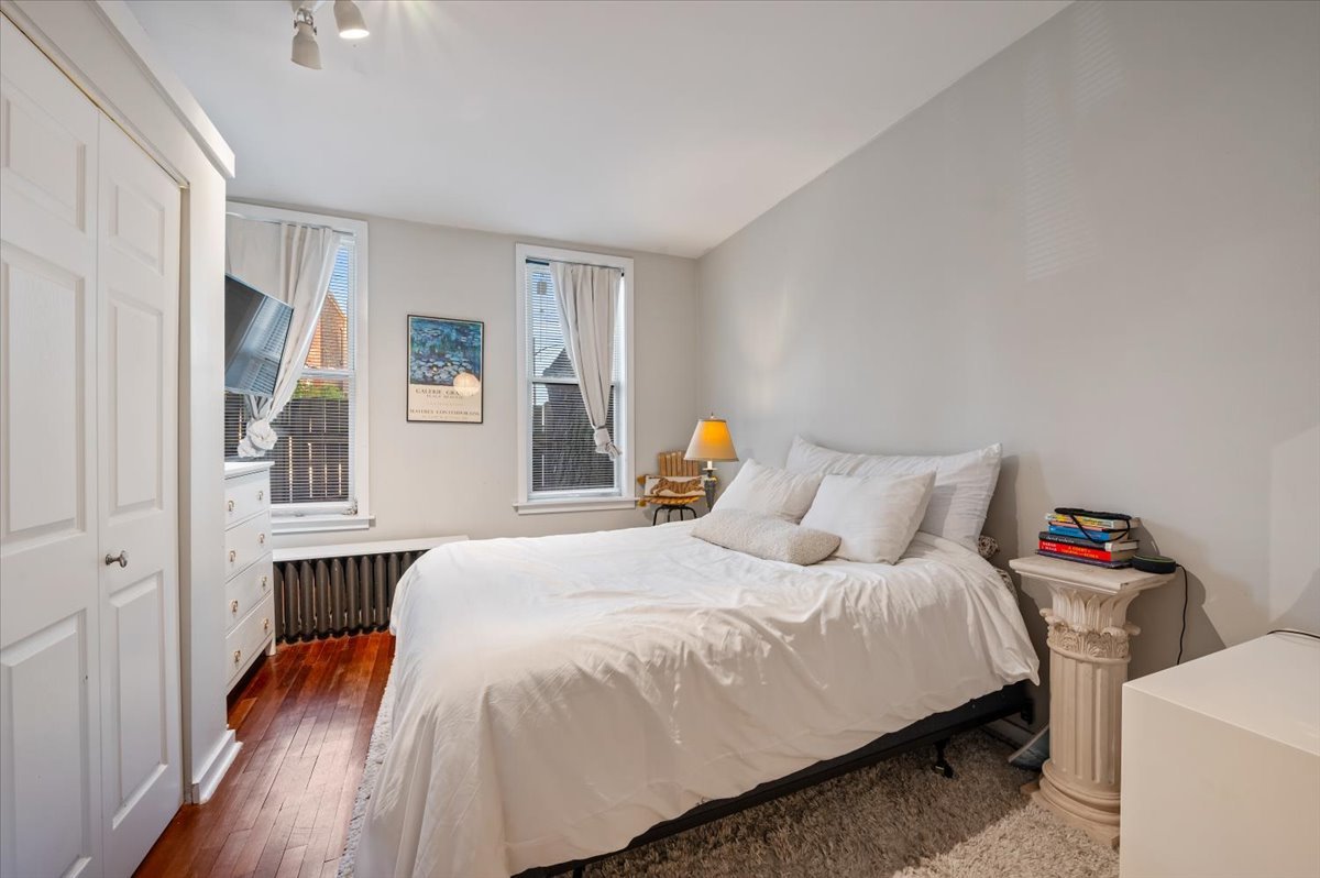 Chicago, Illinois 60608, United States, 3 Bedrooms Bedrooms, ,3 BathroomsBathrooms,Residential,Active,220080