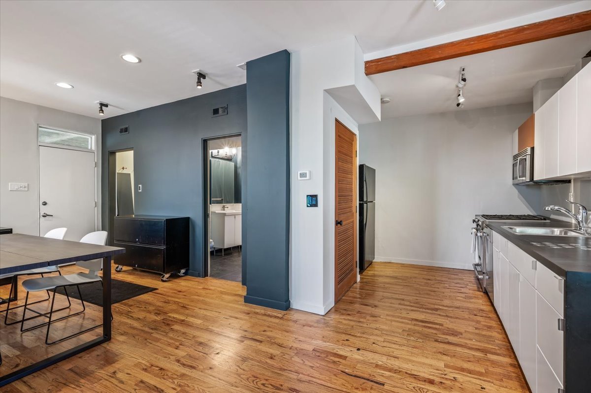 Chicago, Illinois 60608, United States, 3 Bedrooms Bedrooms, ,3 BathroomsBathrooms,Residential,Active,220080