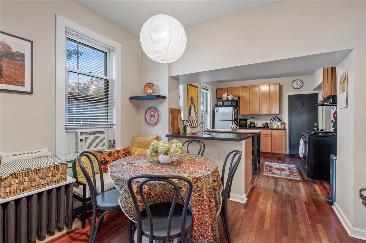 Chicago, Illinois 60608, United States, 3 Bedrooms Bedrooms, ,3 BathroomsBathrooms,Residential,Active,220080