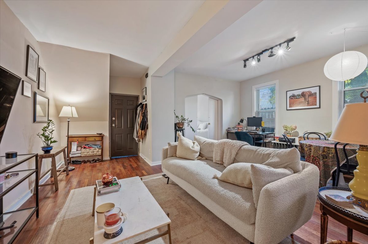 Chicago, Illinois 60608, United States, 3 Bedrooms Bedrooms, ,3 BathroomsBathrooms,Residential,Active,220080