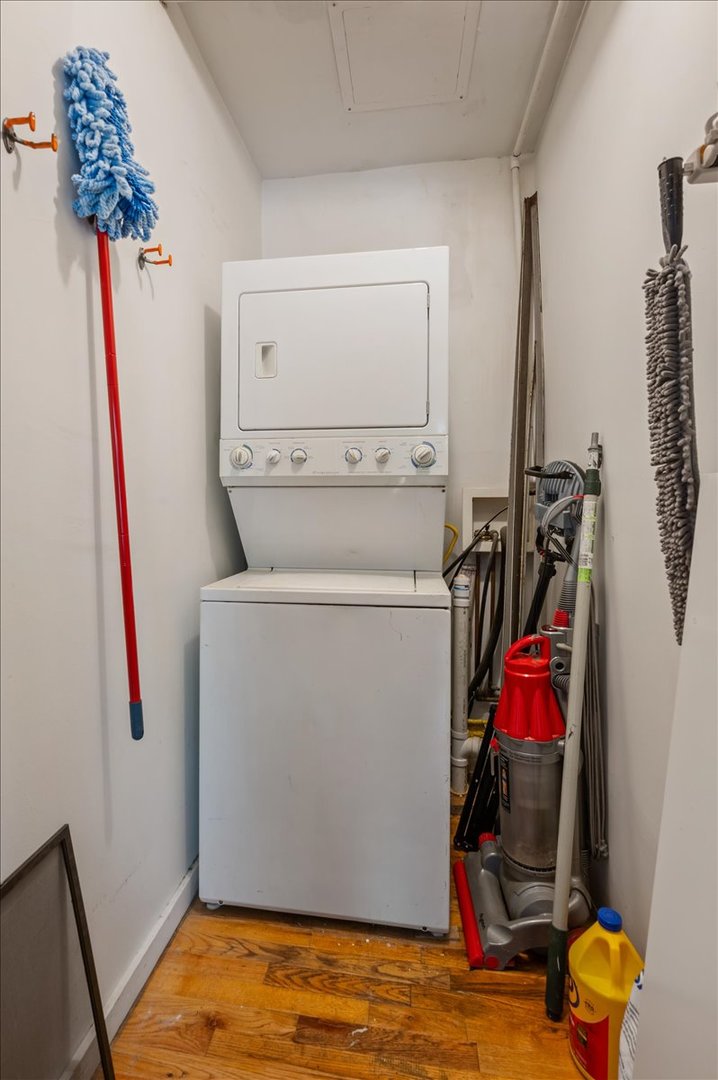 Chicago, Illinois 60608, United States, 3 Bedrooms Bedrooms, ,3 BathroomsBathrooms,Residential,Active,220080