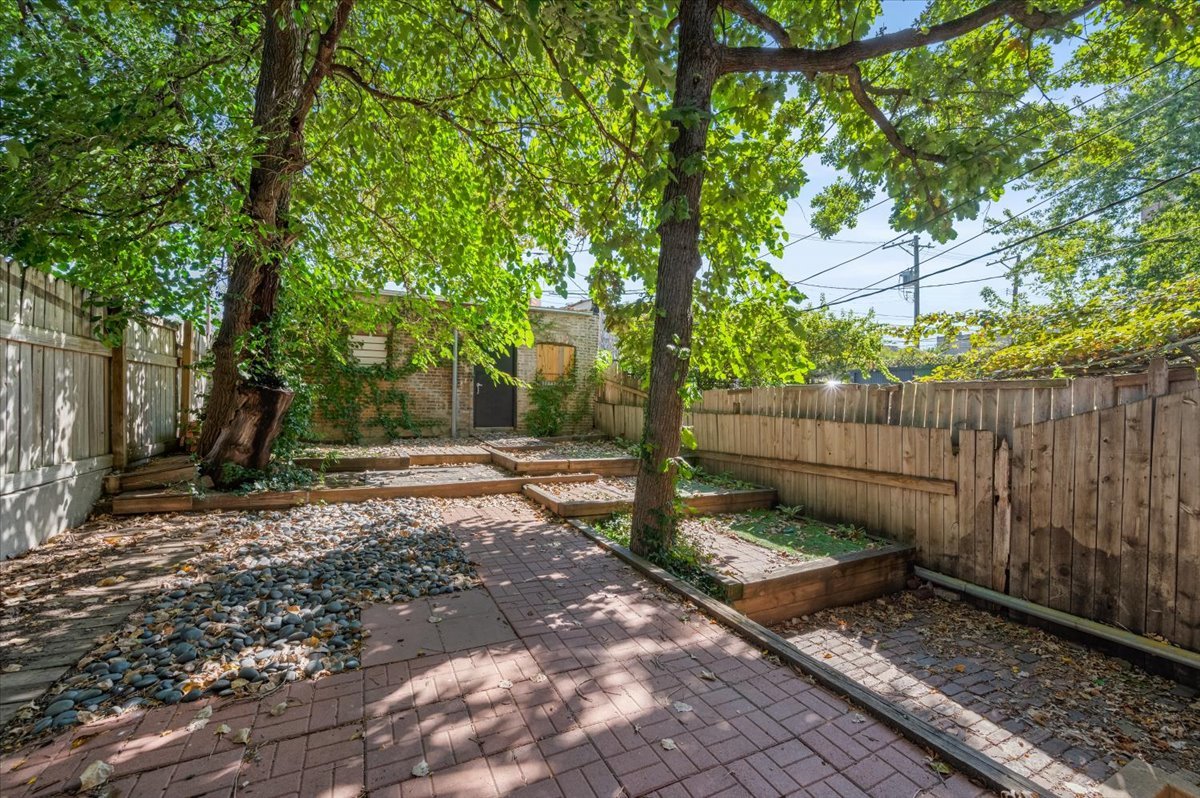 Chicago, Illinois 60608, United States, 3 Bedrooms Bedrooms, ,3 BathroomsBathrooms,Residential,Active,220080