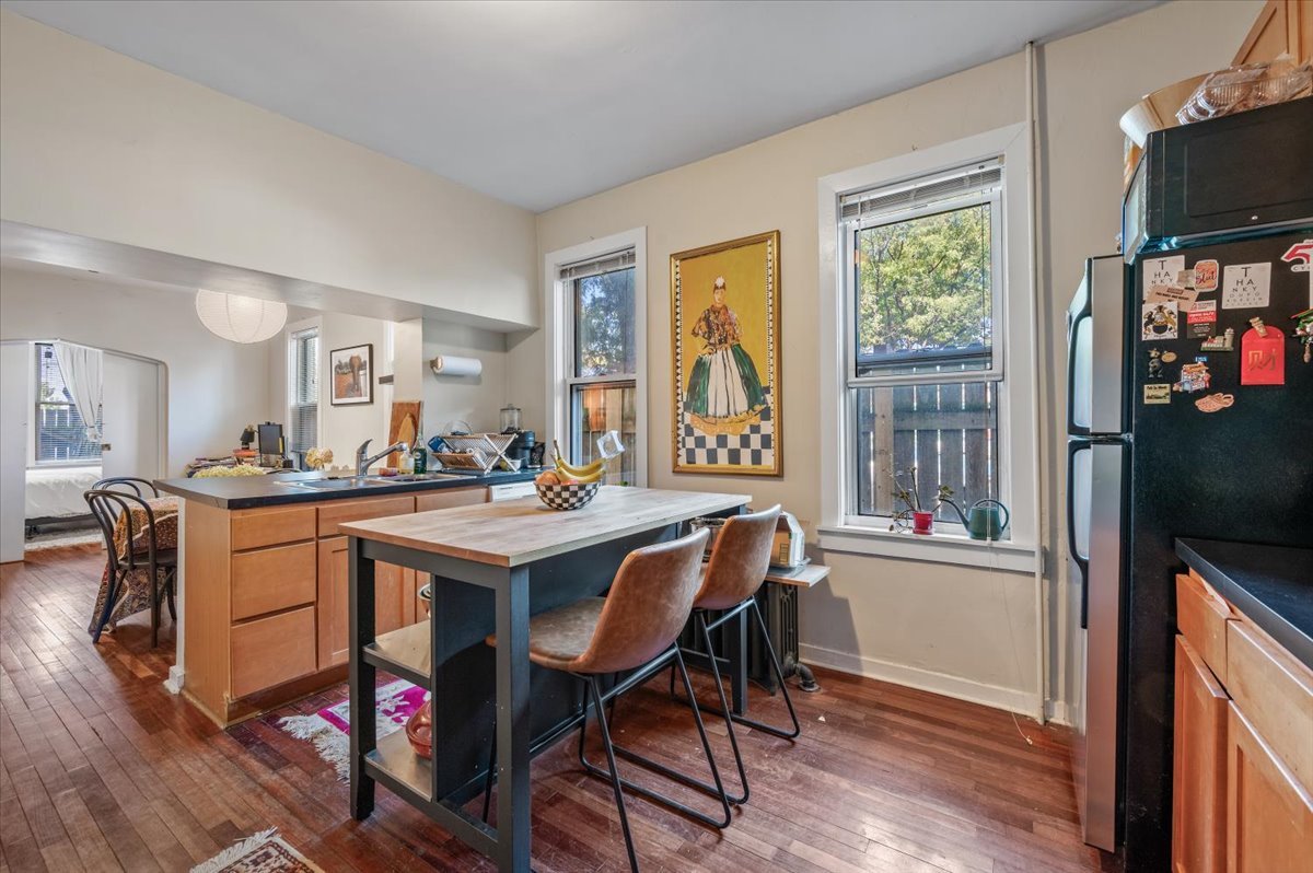 Chicago, Illinois 60608, United States, 3 Bedrooms Bedrooms, ,3 BathroomsBathrooms,Residential,Active,220080