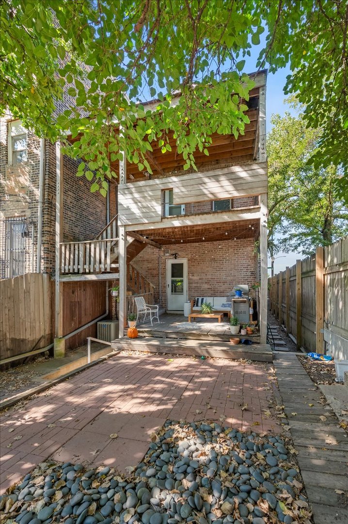 Chicago, Illinois 60608, United States, 3 Bedrooms Bedrooms, ,3 BathroomsBathrooms,Residential,Active,220080