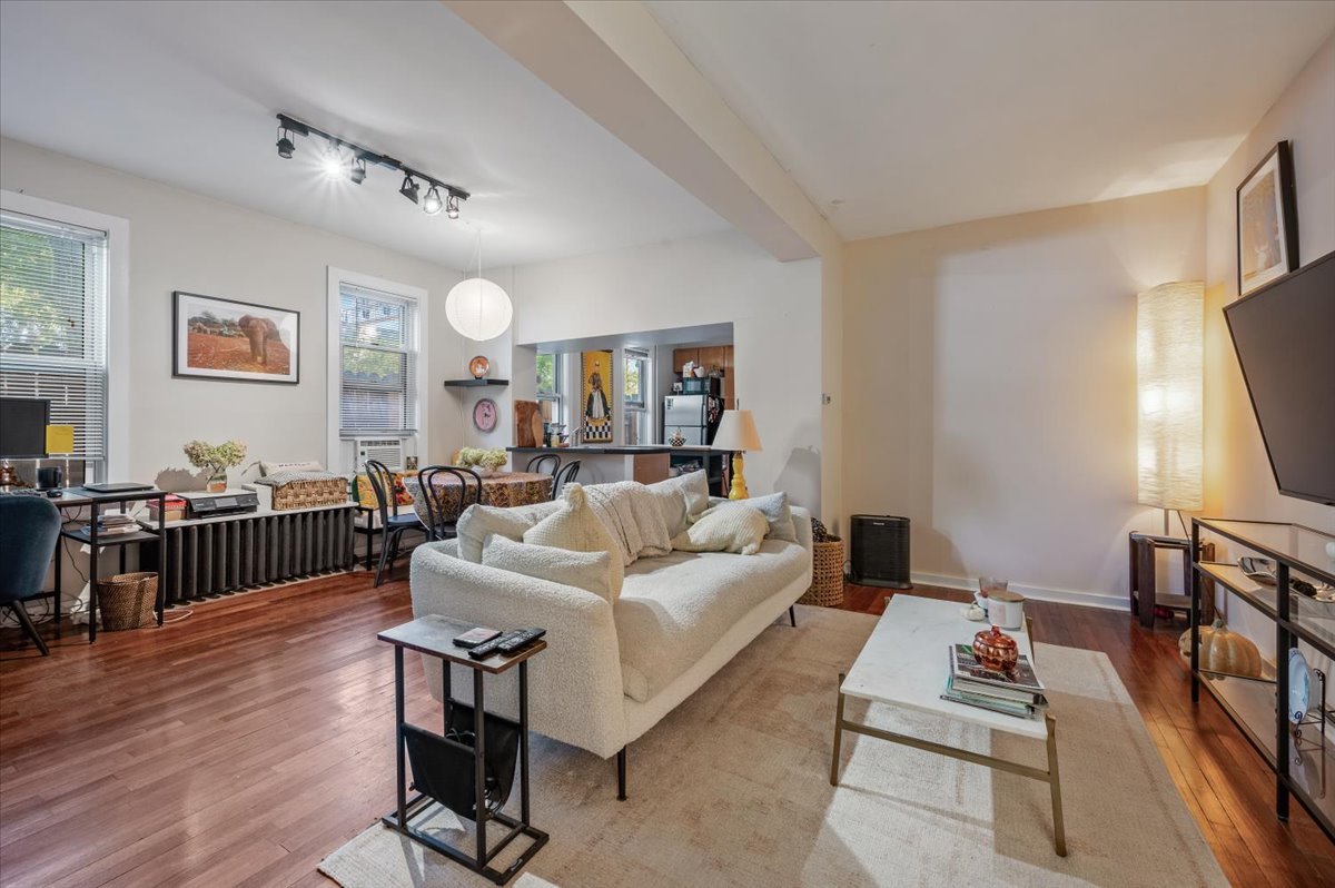 Chicago, Illinois 60608, United States, 3 Bedrooms Bedrooms, ,3 BathroomsBathrooms,Residential,Active,220080