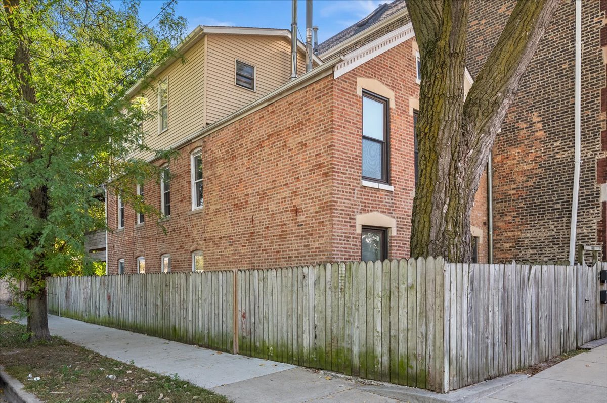 Chicago, Illinois 60608, United States, 3 Bedrooms Bedrooms, ,3 BathroomsBathrooms,Residential,Active,220080