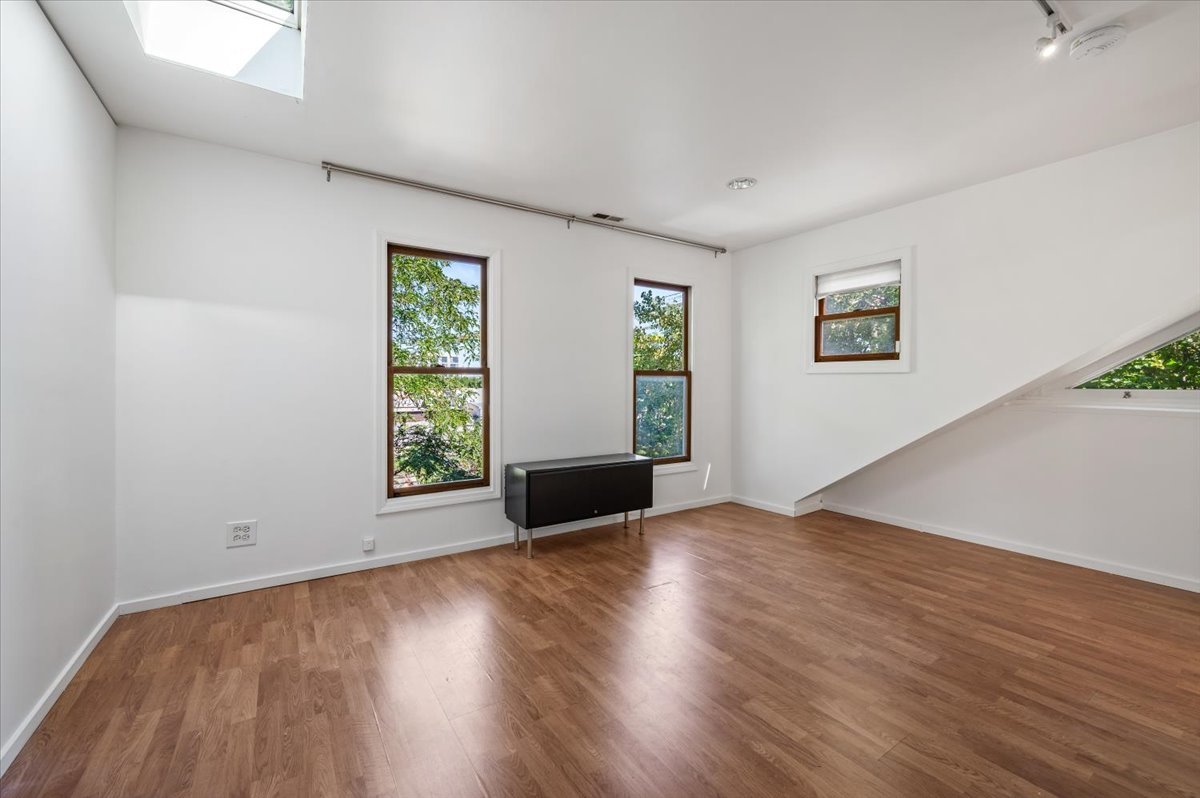 Chicago, Illinois 60608, United States, 3 Bedrooms Bedrooms, ,3 BathroomsBathrooms,Residential,Active,220080