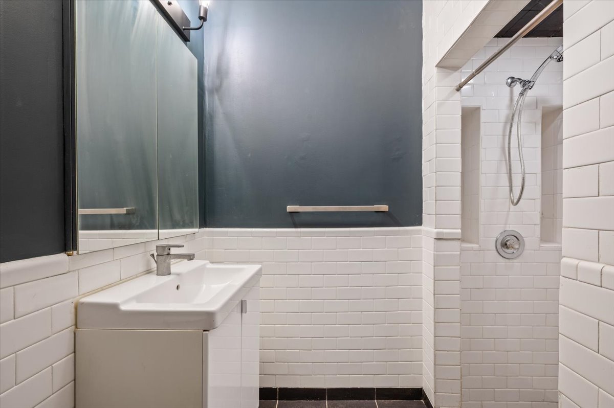 Chicago, Illinois 60608, United States, 3 Bedrooms Bedrooms, ,3 BathroomsBathrooms,Residential,Active,220080