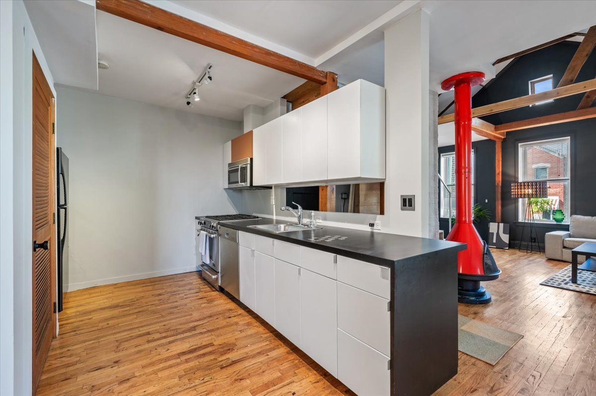 Chicago, Illinois 60608, United States, 3 Bedrooms Bedrooms, ,3 BathroomsBathrooms,Residential,Active,220080