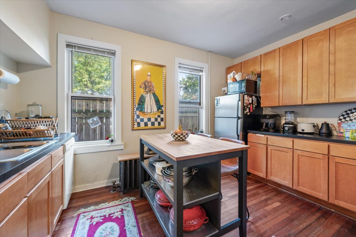 Chicago, Illinois 60608, United States, 3 Bedrooms Bedrooms, ,3 BathroomsBathrooms,Residential,Active,220080