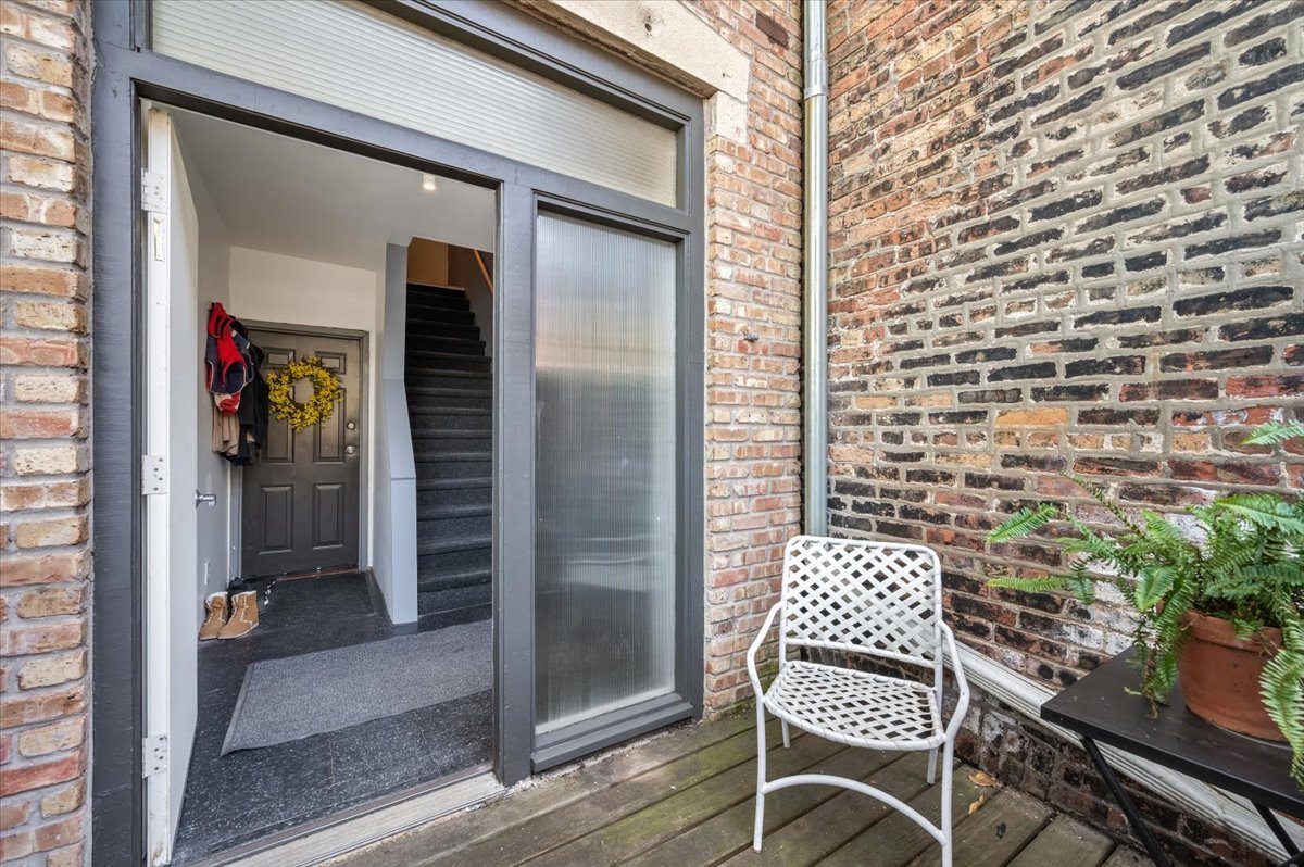 Chicago, Illinois 60608, United States, 3 Bedrooms Bedrooms, ,3 BathroomsBathrooms,Residential,Active,220080