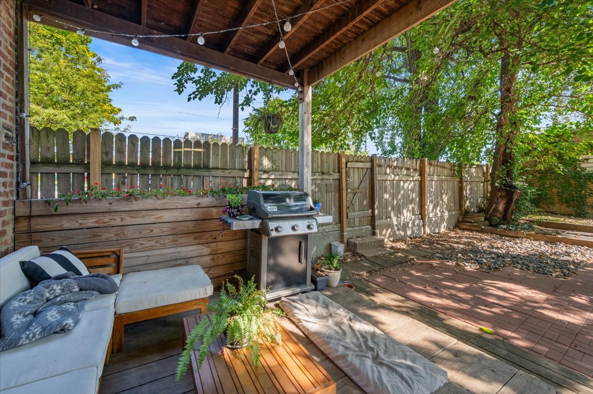 Chicago, Illinois 60608, United States, 3 Bedrooms Bedrooms, ,3 BathroomsBathrooms,Residential,Active,220080