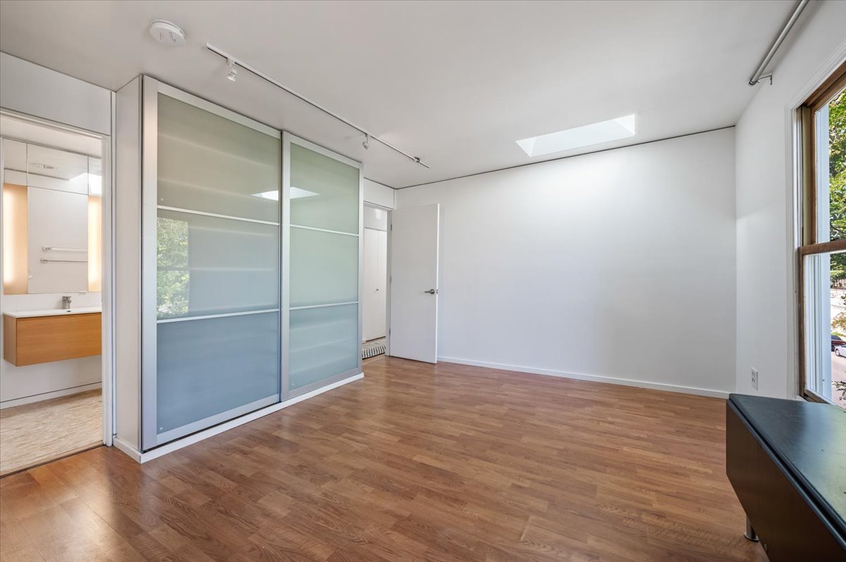 Chicago, Illinois 60608, United States, 3 Bedrooms Bedrooms, ,3 BathroomsBathrooms,Residential,Active,220080